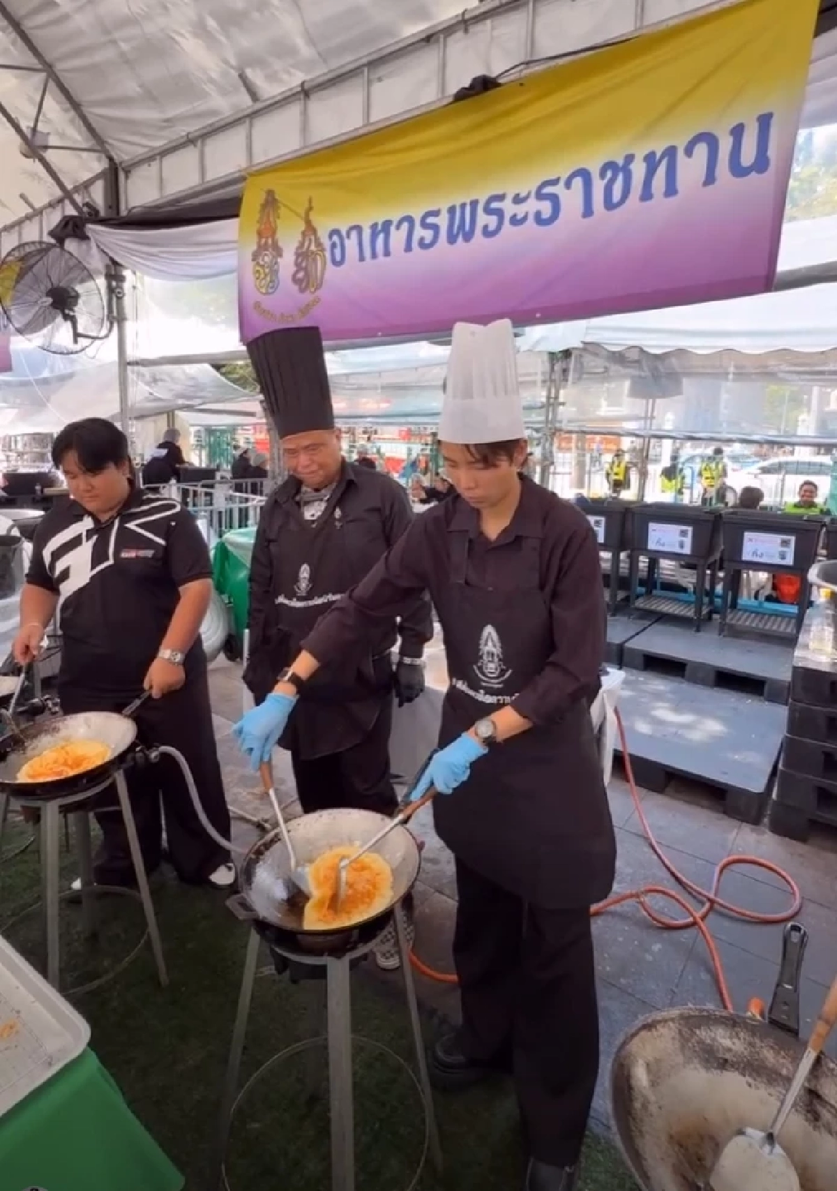 ป๊ายปาย โอริโอ้ ร่วมแจกอาหารพระราชทาน ท้องสนามหลวง ถวายอาลัย