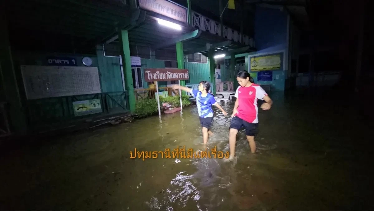 น้ำเจ้าพระยาทะลักท่วมโรงเรียนปทุมฯ กลางดึก ครู-นักเรียนขนของหนีโกลาหล!