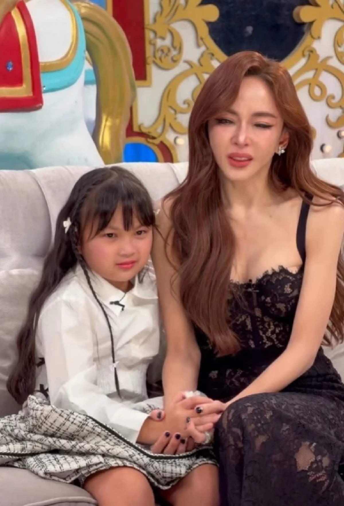 รู้แล้วทำไม \"ชมพู่ – แอฟ\" ร้องไห้ หลังได้ฟังเรื่องราวของเป้ย