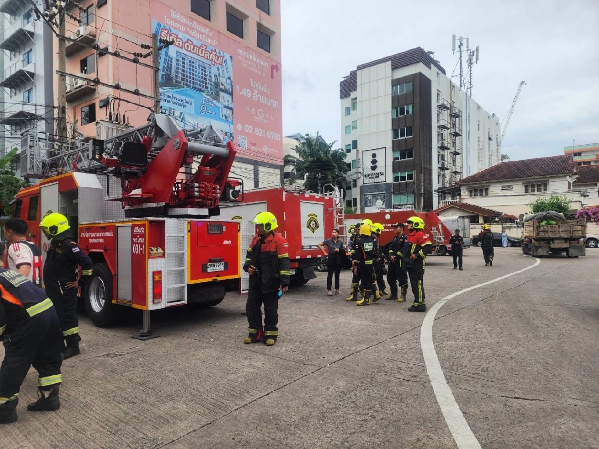 เกิดเหตุไฟไหม้อาคารย่านศรีนครินทร์! เพลิงลุกโชนกลางซอย 40