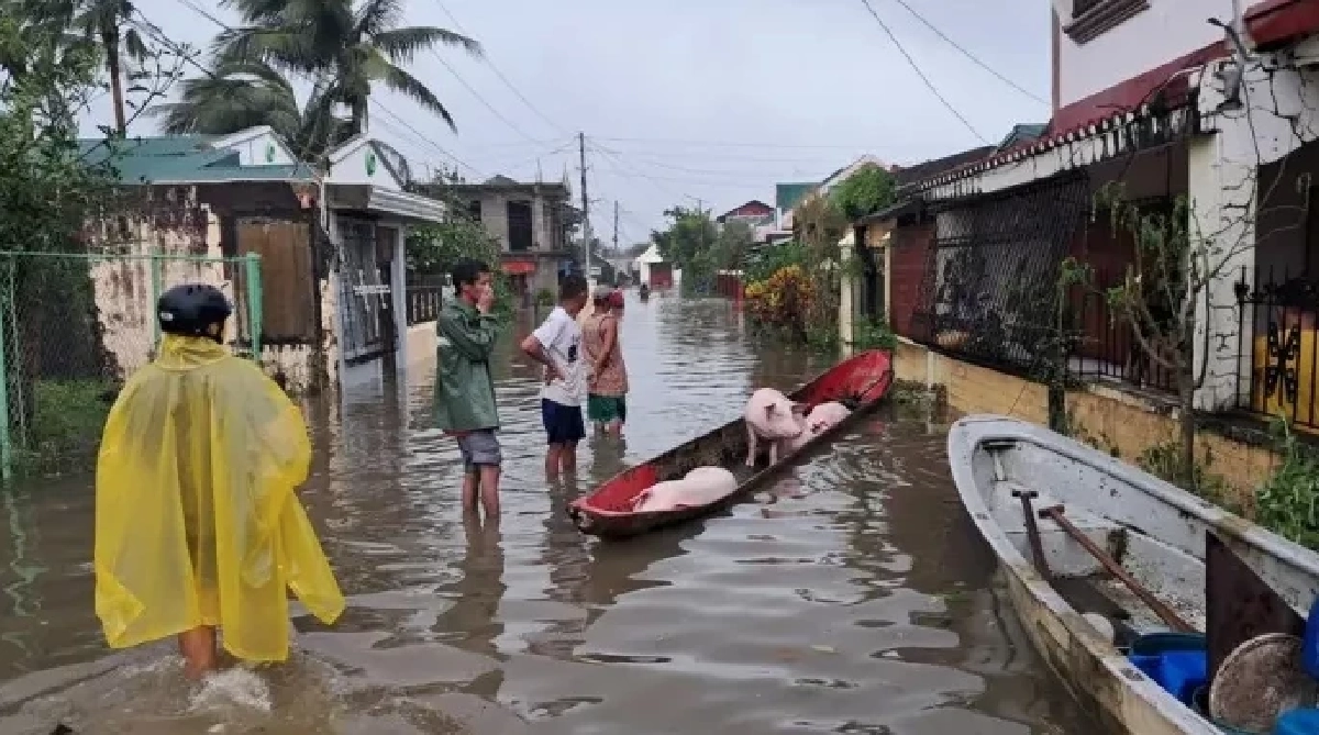 &quot;พายุฟงวอง&quot; ถล่มฟิลิปปินส์ยับ! บ้านพังระเนระนาด เสียหายหนัก