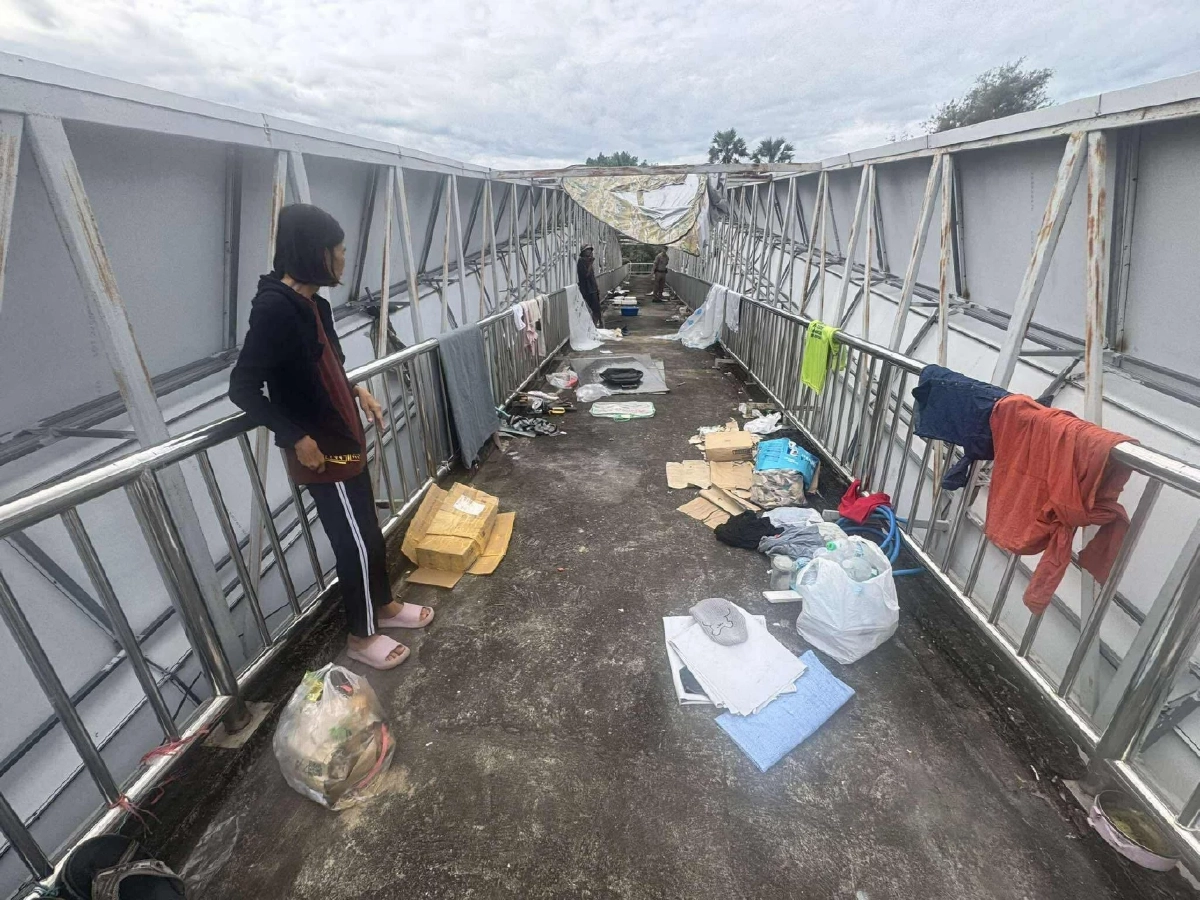 ตากผ้าฉ่ำไม่สนใคร ผัวเมียหัวหมอยึดสะพานลอยทำเป็นบ้านนาน  3 เดือน