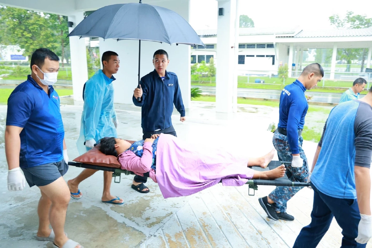 ปภ. เร่งช่วยหญิงชาวพม่าปวดท้องใกล้คลอด ฝ่าสายฝนส่งถึงมือหมอ