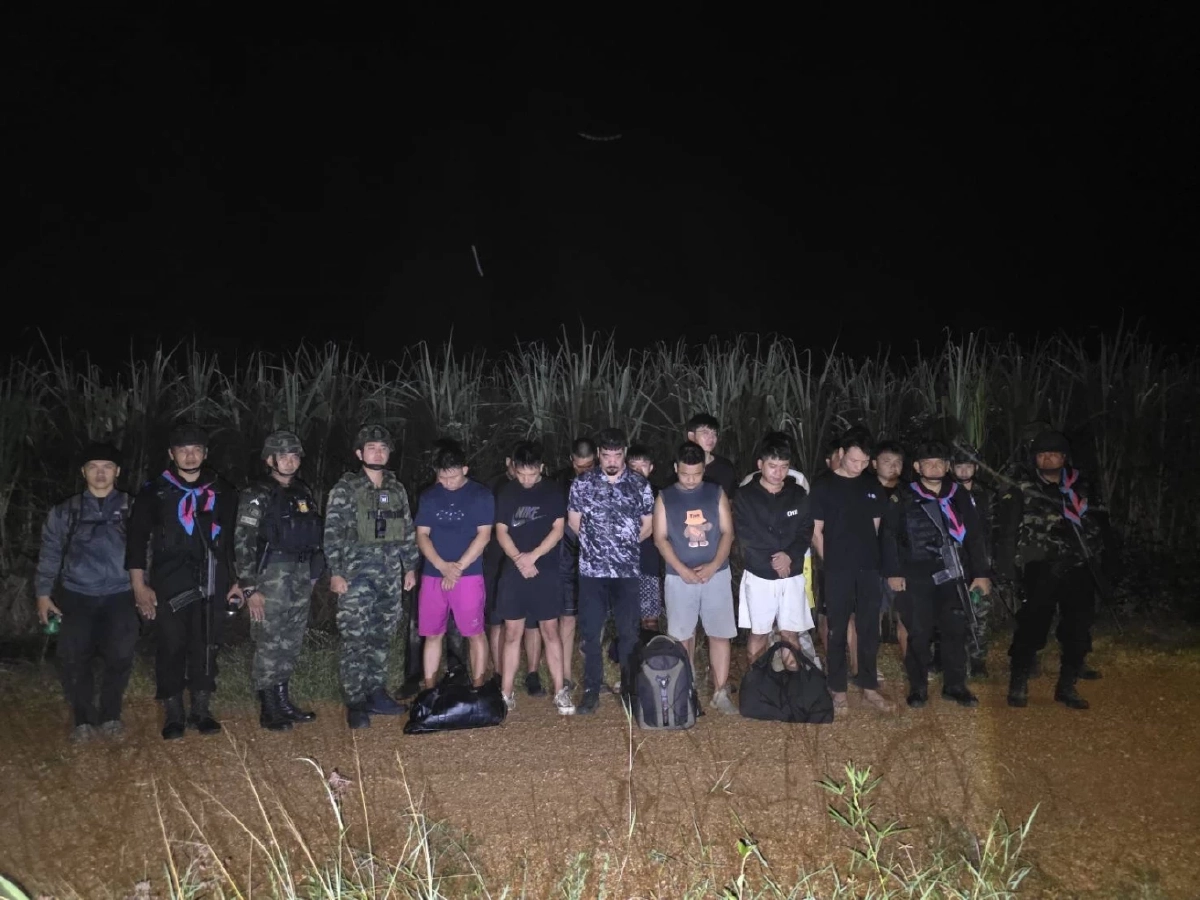 กกล.บูรพาฯ สกัดจับ 14 หนุ่มชาวจีน ลอบเดินเท้าข้ามชายแดนสระแก้ว