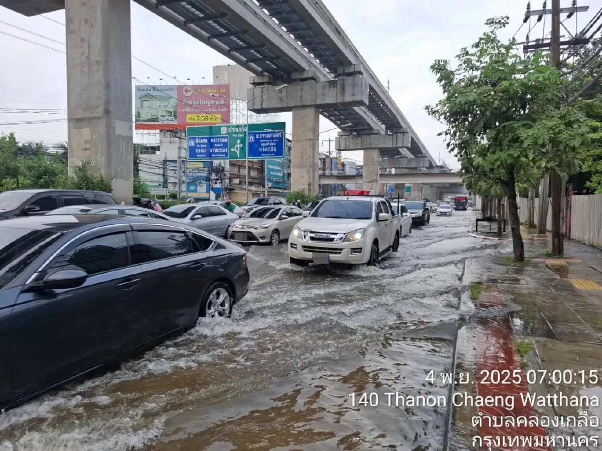 “ถนนแจ้งวัฒนะ” อัมพาตทั้งเส้น น้ำท่วมขังสูงจมทุกช่องทางจราจร