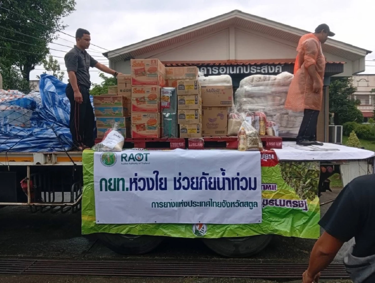 น้ำใจ\"กยท.\"ไม่ขาดสาย ลุยช่วยเหลือผู้ประสบอุทกภัยต่อเนื่อง มอบข้าวกล่อง-ถุงยังชีพ