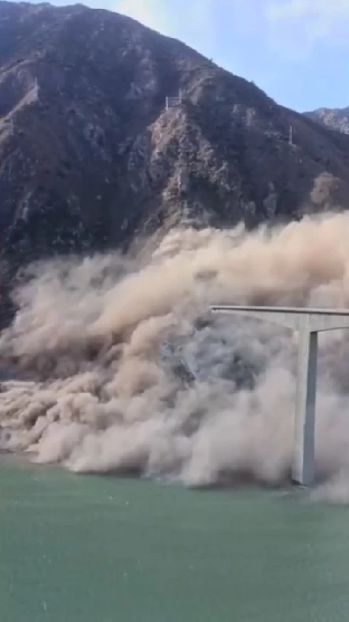 เปิดนาทีดินถล่มทับสะพานที่เพิ่งสร้างเสร็จเมื่อต้นปี 2568