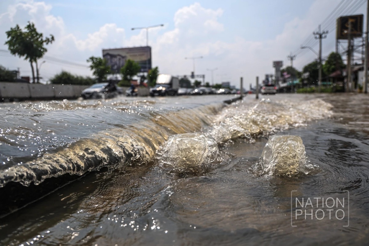 น้ำทะเลหนุน! ท่วมถนนนครอินทร์-สะพานพระราม 5 รถเล็กสัญจรลำบาก