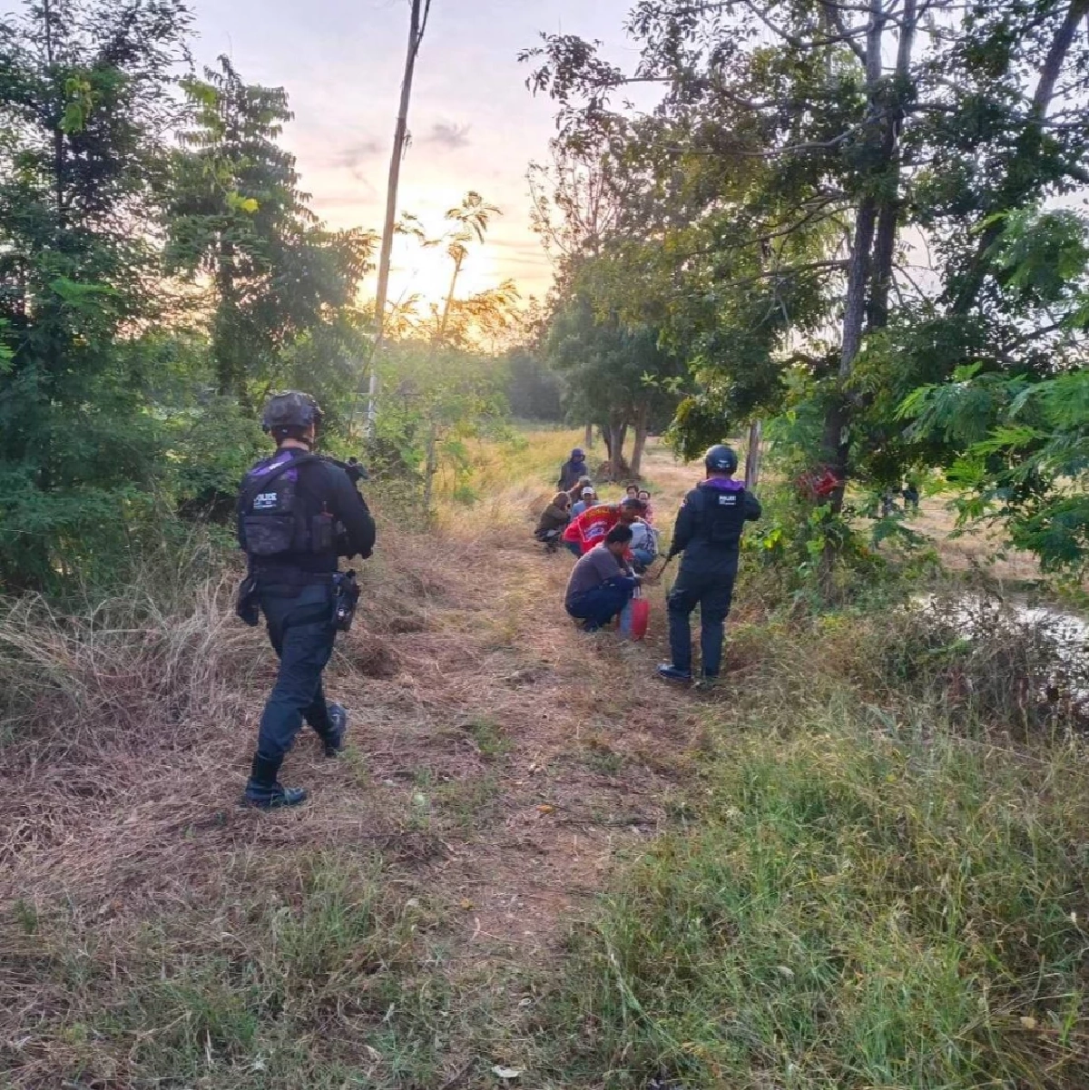 ฉก.ตาพระยาไล่ล่ากลางชายแดน! รวบคนไทย 10 ราย ลอบเดินเท้าข้ามแดน