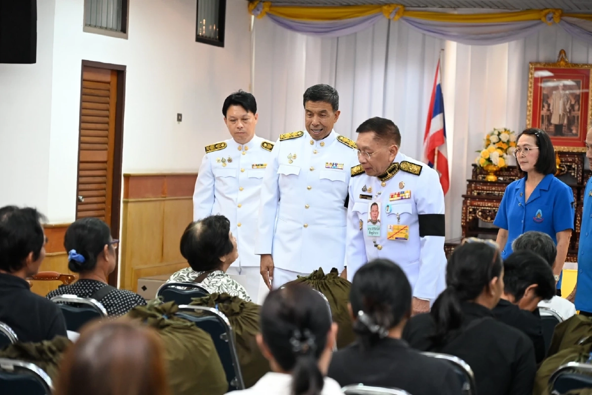 ในหลวงทรงห่วงใยผู้ประสบวาตภัยบางซื่อ 65 ครัวเรือน เร่งช่วยเหลือมอบถุงพระราชทาน