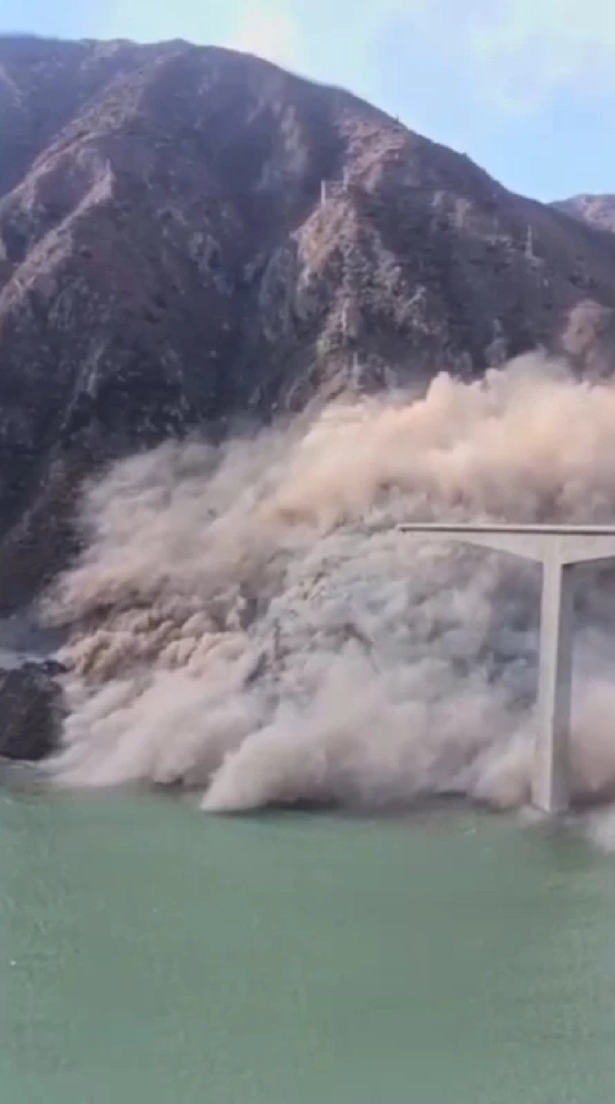 เปิดนาทีดินถล่มทับสะพานที่เพิ่งสร้างเสร็จเมื่อต้นปี 2568