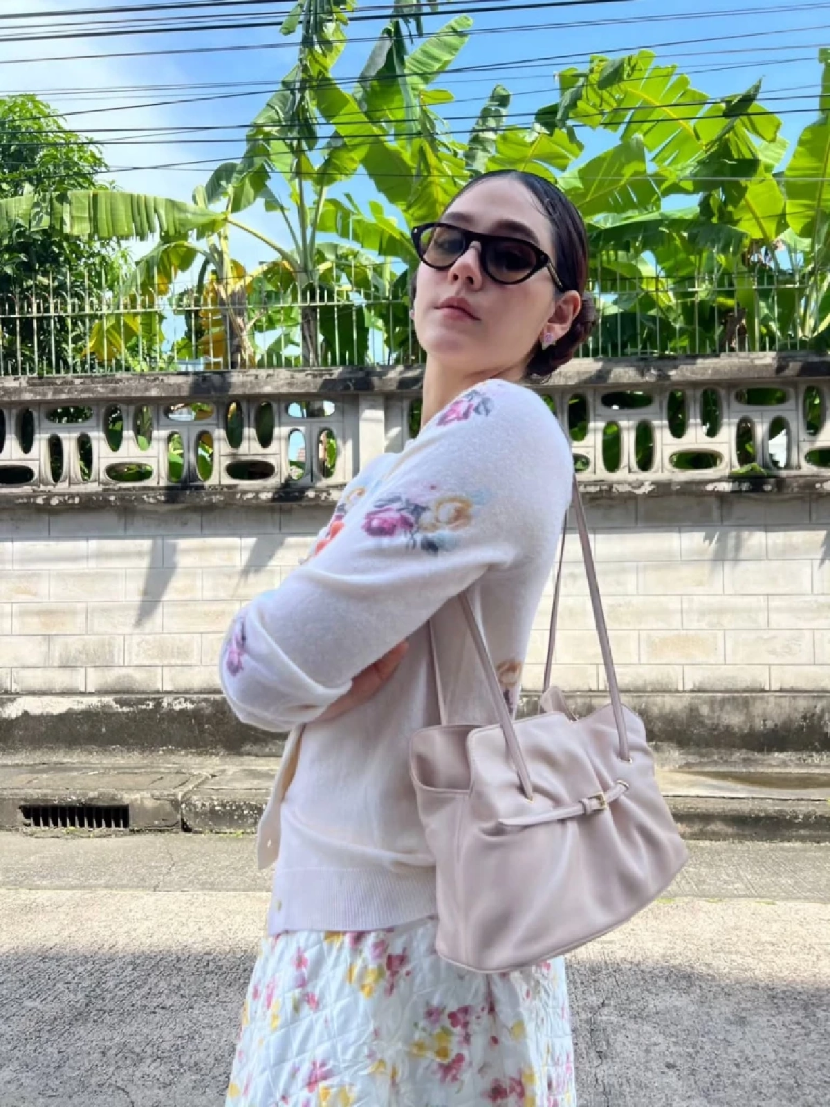 “แม่ชม” สวยหวานละมุนในลุคล่าสุด รอลูกชาย “พี่สายฟ้า” ขี่ม้า