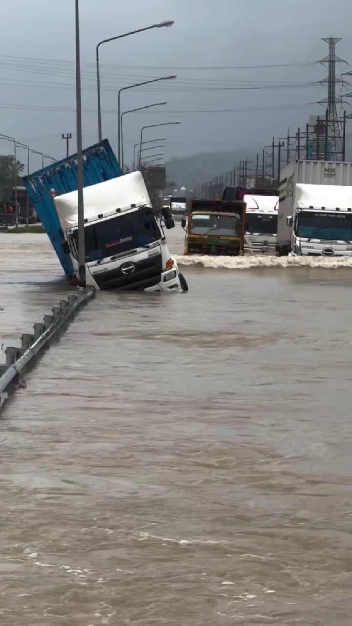 คนไทยไม่เคยทิ้งกัน น้ำท่วมทำให้รู้ว่าน้ำใจยิ่งใหญ่แค่ไหน