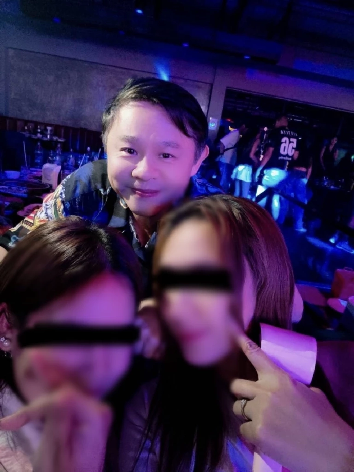 เปิดรัวๆ หนุ่ม กรรชัย จัดเต็มภาพทนายแก้วนั่งอยู่กลางวงสาวๆ