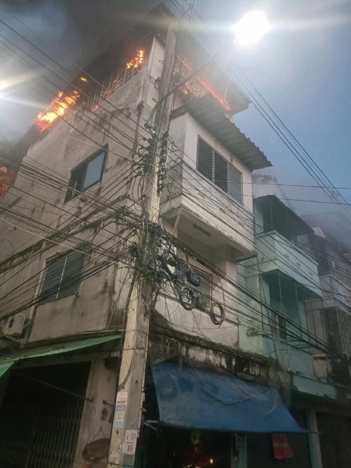 ไฟไหม้อาคารพาณิชย์ 3 ชั้น กลางเมืองชลบุรี สามารถคุมเพลิงไว้ได้