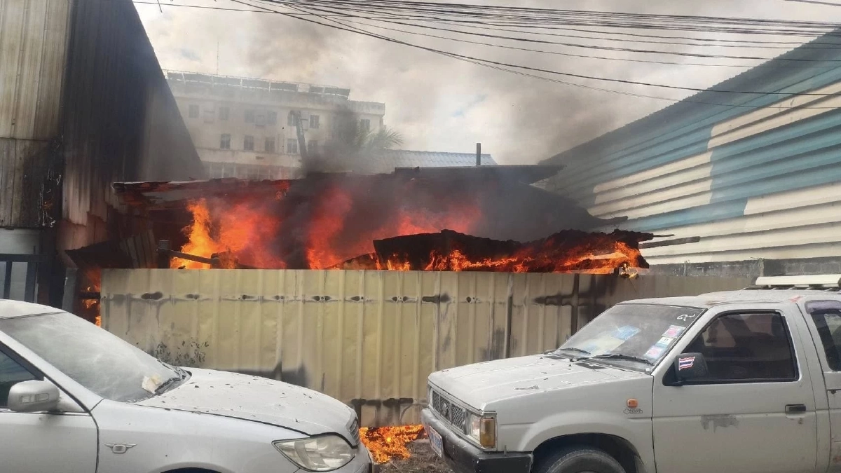 เพลิงไหม้บ้านเรือนประชาชนภายในหมู่บ้าน จ.สมุทรปราการ