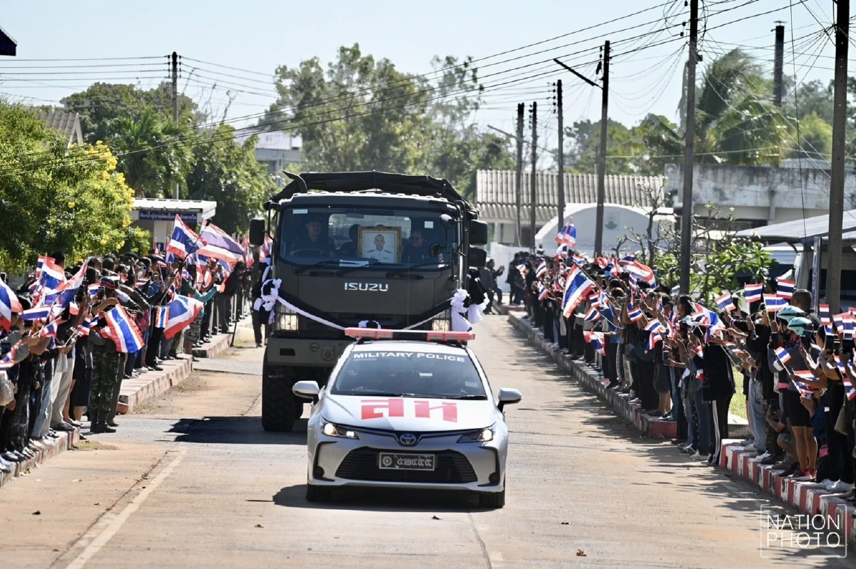 ชาวสุรินทร์หลั่งน้ำตา ยืนโบกธงส่ง 2 ทหารกล้า กลับบ้านสู่อ้อมกอดครอบครัวครั้งสุดท้าย
