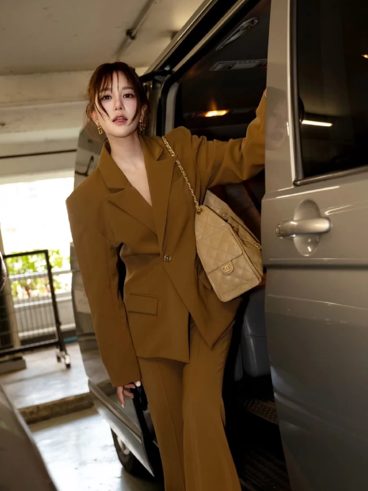 คุณแม่ลูกสองแต่สวยไม่พัก! “ก้อย รัชวิน” ลุคนี้ทำโซเชียลตะลึง