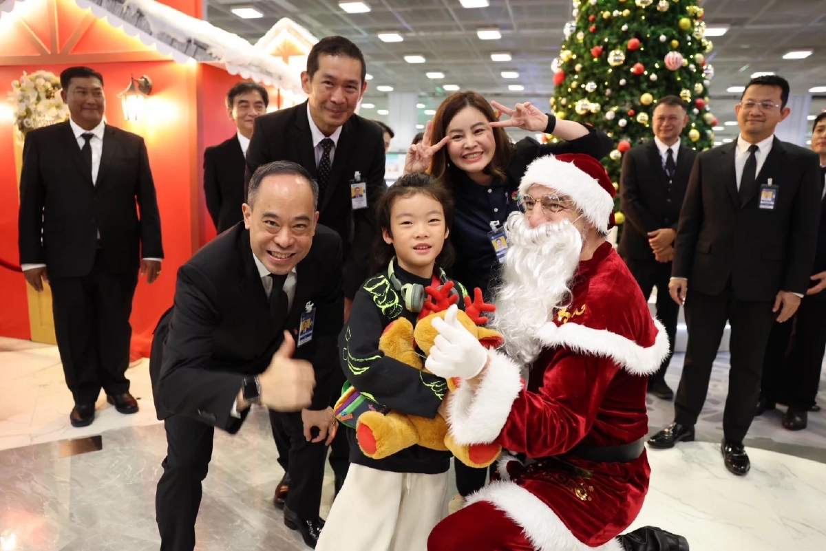 สุวรรณภูมิส่งความสุข แจกตุ๊กตา-ของขวัญผู้โดยสาร ช่วงคริสต์มาส