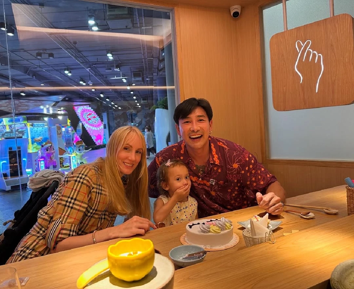 อบอุ่นโชว์ทีมเวิร์กพ่อแม่ ร่วมเชียร์ลูกสาวที่โรงเรียน