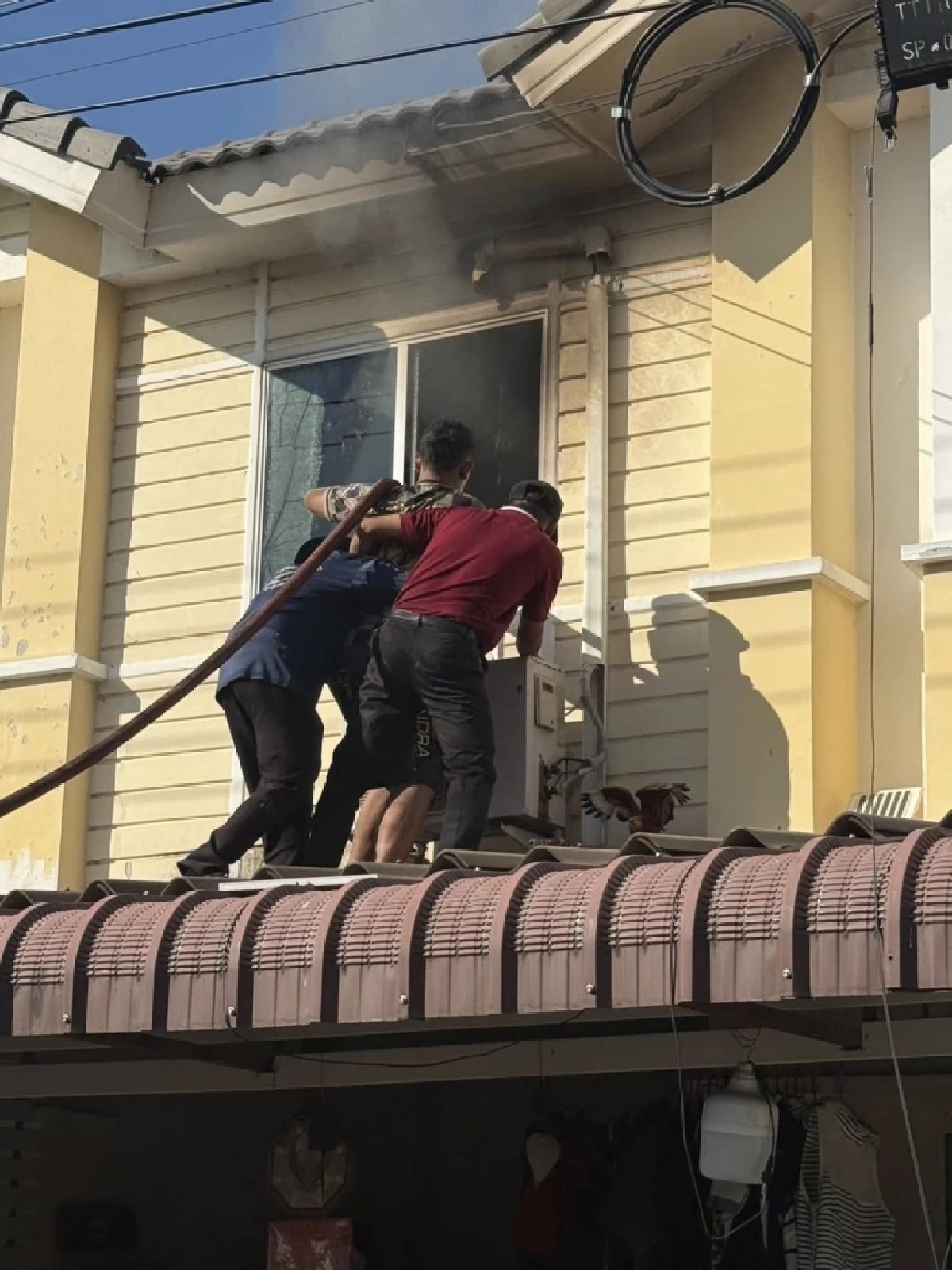 ไฟไหม้ทาวน์เฮ้าส์ย่านสะแกงาม 14 ดับเพลิงคุมสถานการณ์ได้ทัน