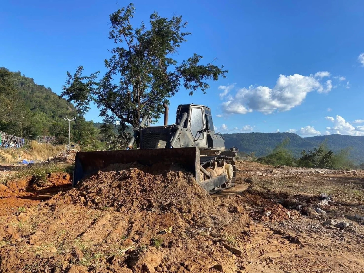 ทหารช่าง ทบ. ขุดรื้ออนุสาวรีย์–กวาดล้างตลาดกัมพูชา หลังยึดคืน