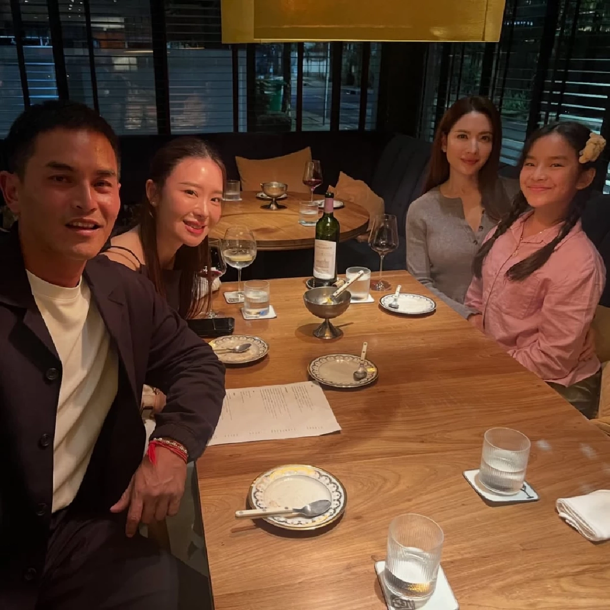 โมเมนต์ดีต่อใจ “สงกรานต์ เตชะณรงค์” ดินเนอร์พร้อมหน้า 3 สาว