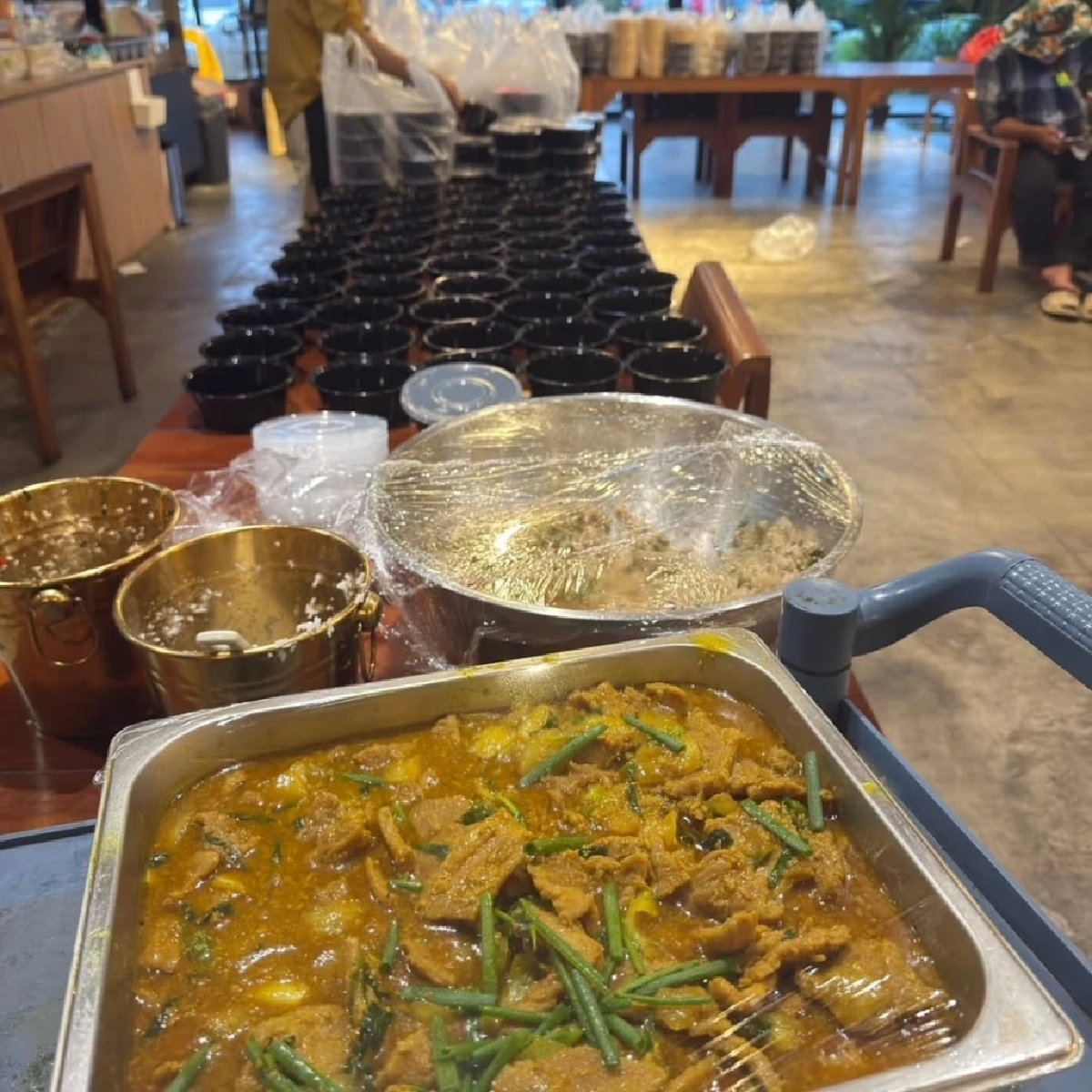 น้ำใจไม่เคยขาด ก้อย รัชวิน ลุยประสานงานโรงครัว ส่งข้าวกล่อง