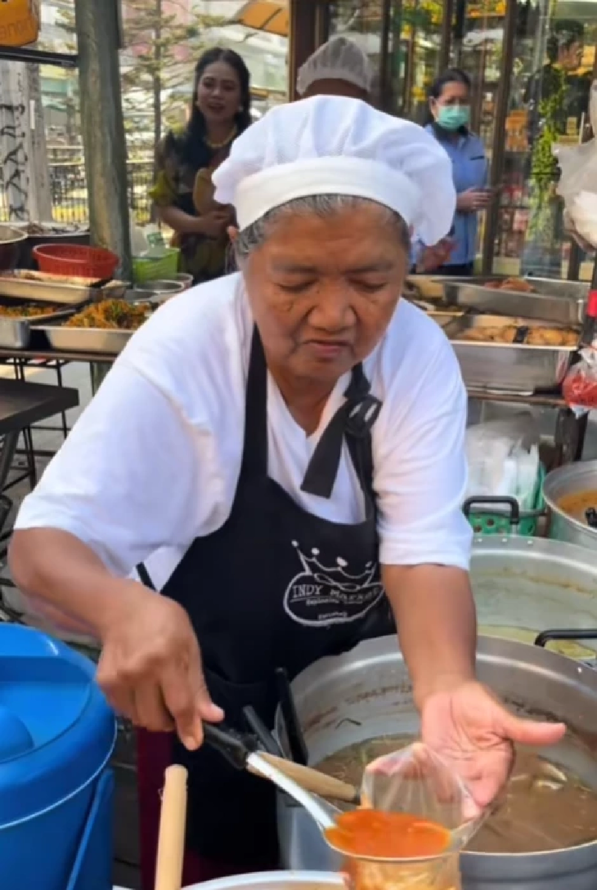 ใครจะคิด ลูกชายป้าติ๋มตักแกง แท้จริงเป็นเจ้าของตลาดดัง