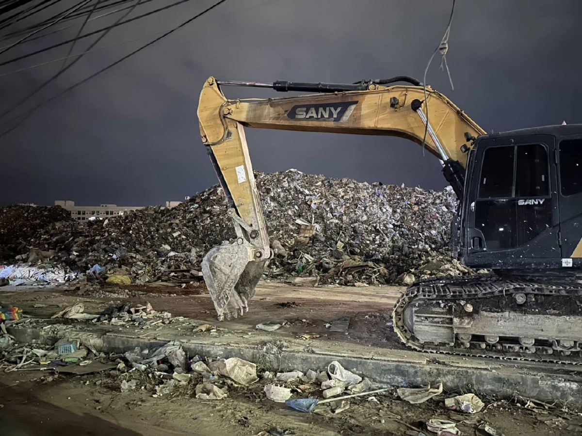 ทีมงานลุยกลางคืน! เร่งเคลียร์ขยะหาดใหญ่ คืนพื้นที่ให้ประชาชน