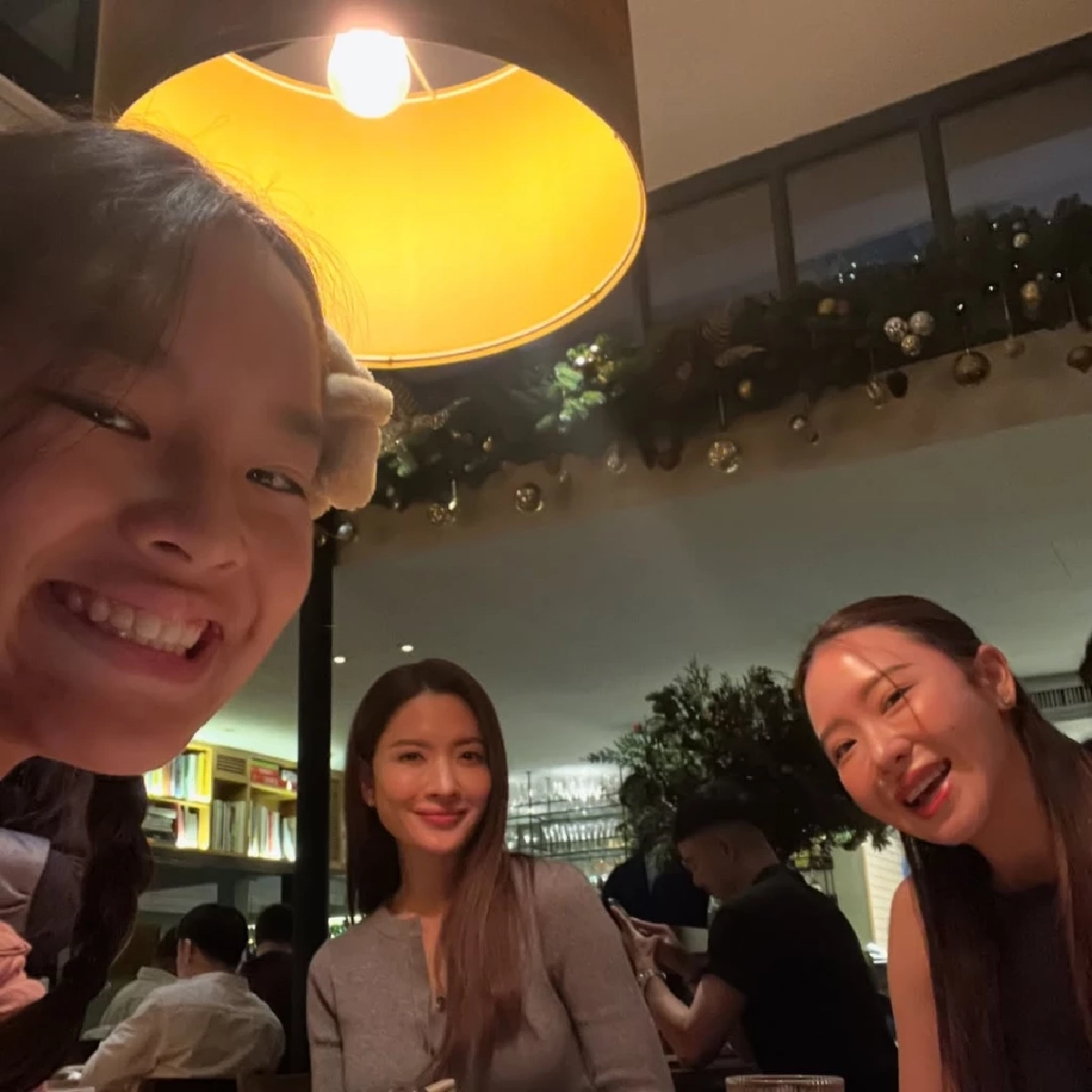 โมเมนต์ดีต่อใจ “สงกรานต์ เตชะณรงค์” ดินเนอร์พร้อมหน้า 3 สาว