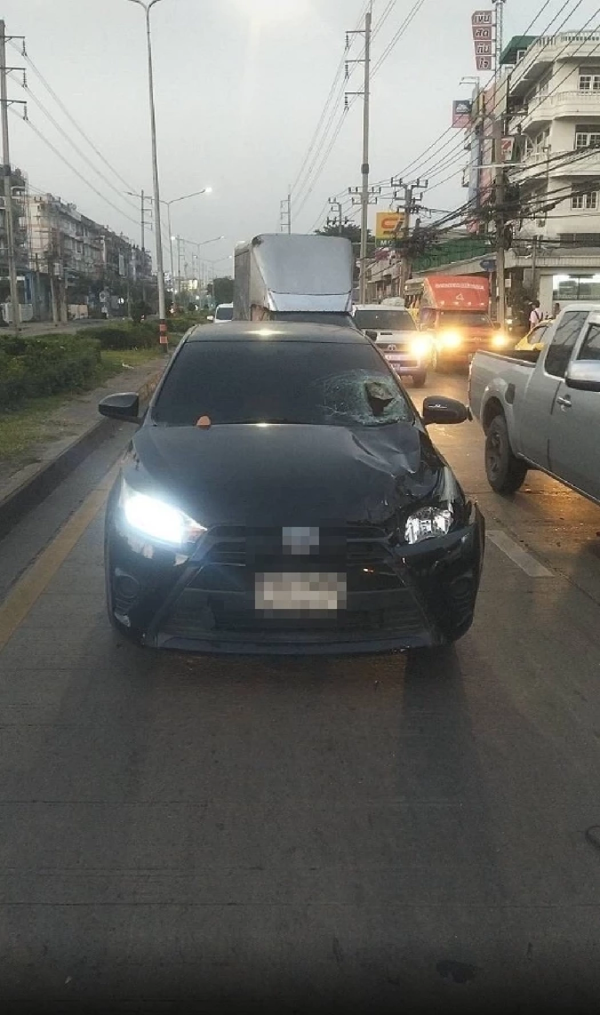 สาววัย 57 วิ่งข้ามถนนไปออกกำลังกาย ตัดหน้ารถถูกเก๋งชนดับสลด