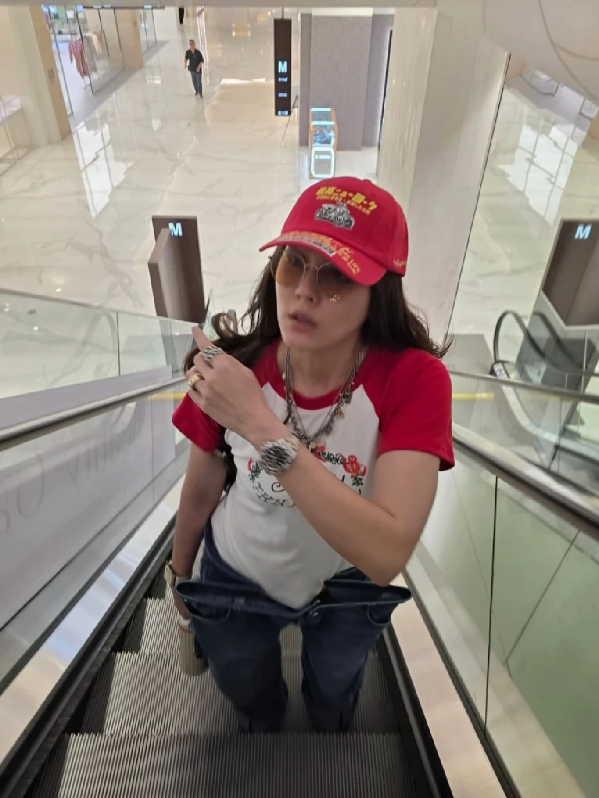 ตัวแม่ไม่เคยแผ่ว! “ชมพู่ อารยา” โชว์ลุคสุดจึ้ง เที่ยวไอคอนสยาม 