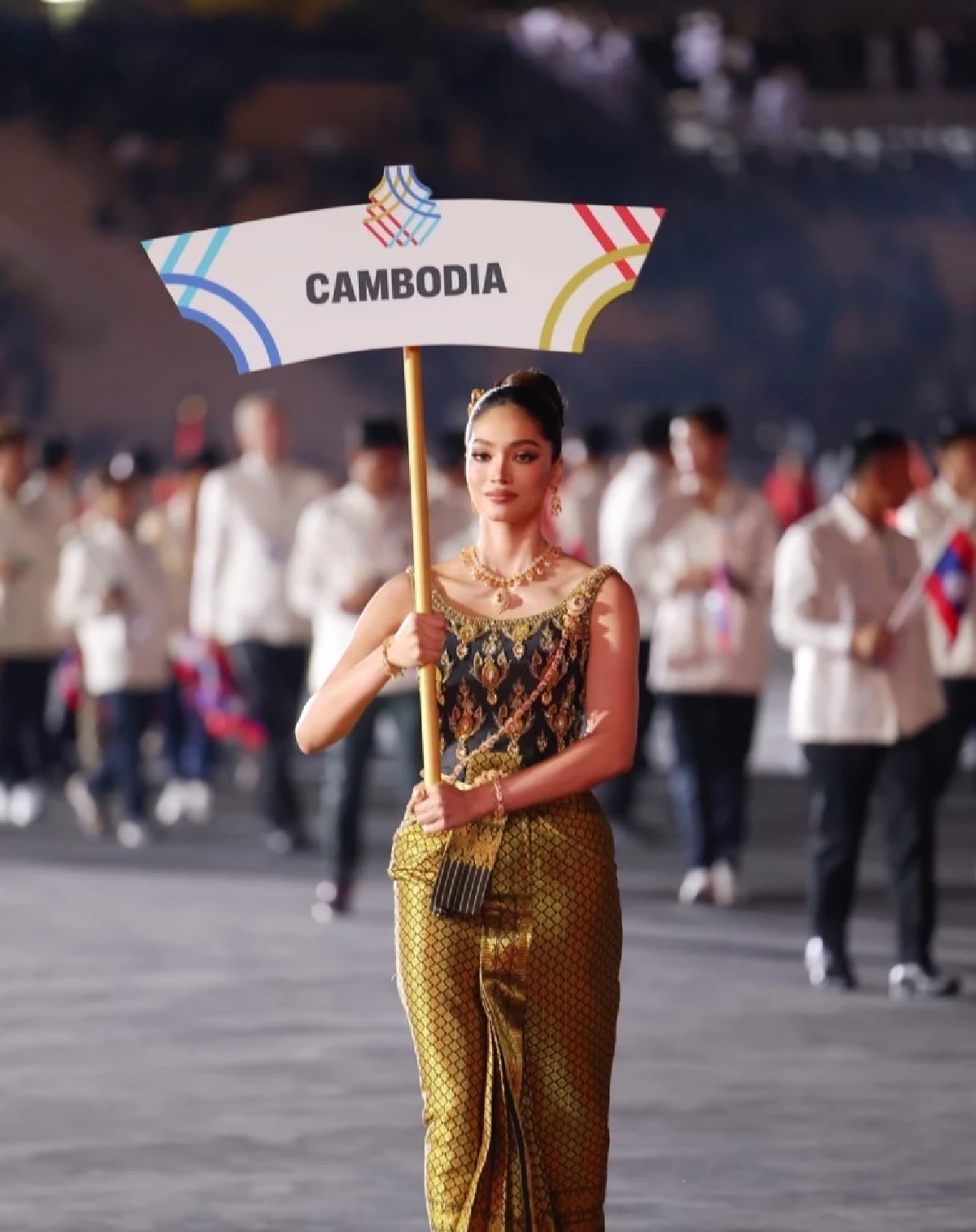 งามอย่างสง่า “วาเนสซ่า” เปิดใจหลังถือป้ายกัมพูชาในพิธีซีเกมส์ 