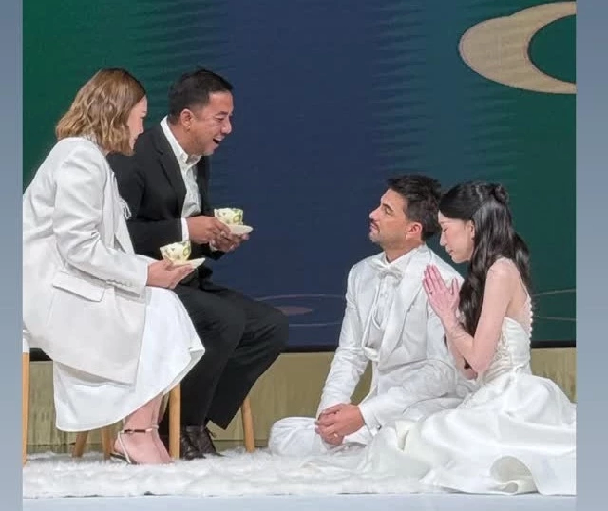 โมเมนต์ซึ้ง! “แอนดรูว์ กรเศก” หลั่งน้ำตารับพรผู้ใหญ่ ในวันวิวาห์