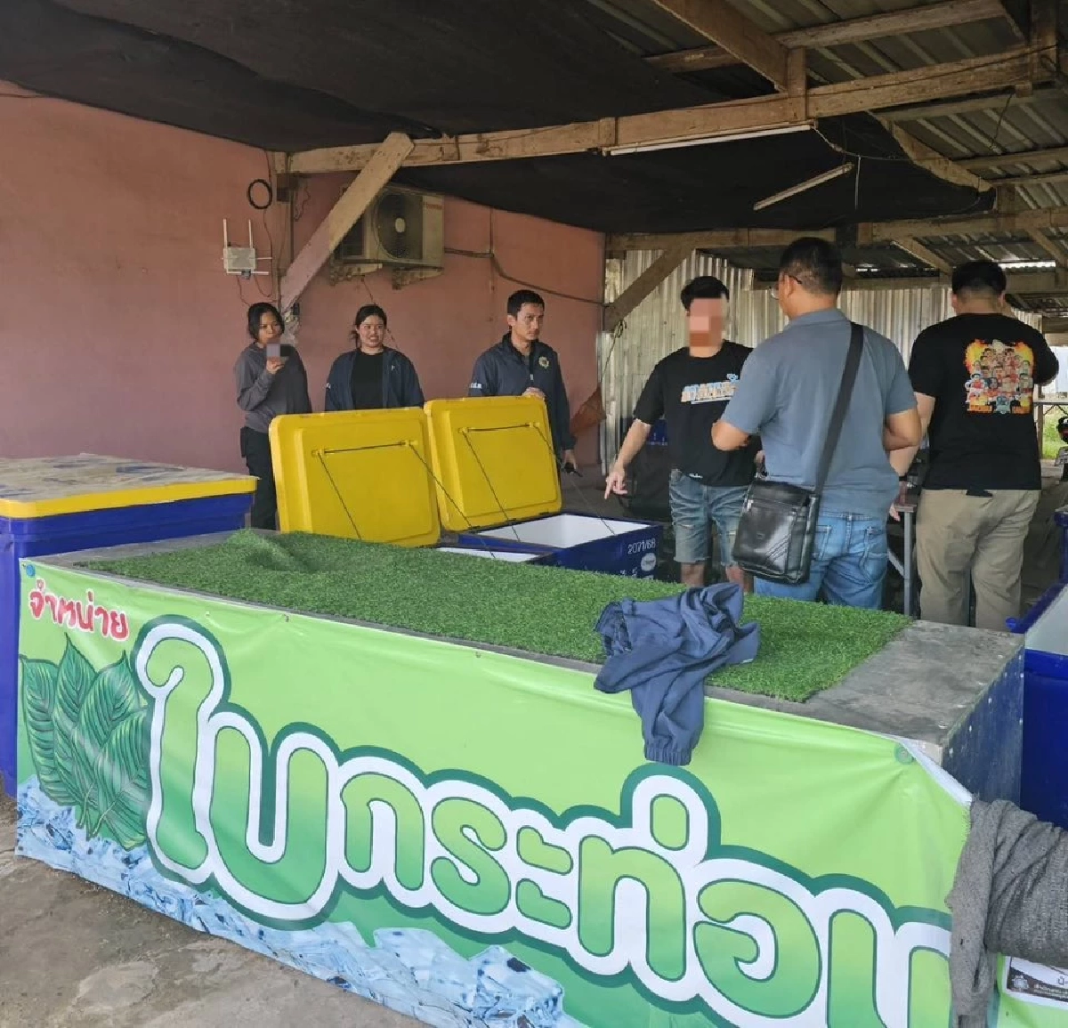 ป.ป.ส. ร่วมกับ สภ.เมืองสุรินทร์ บุกจับ 4 ร้านน้ำกระท่อมผสม