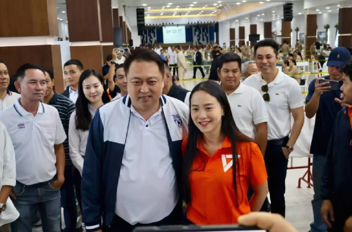 สาวบุกไล่ "ไอซ์ รักชนก" ที่แท้ไม่ธรรมดาเป็นที่ปรึกษานักการเมือง