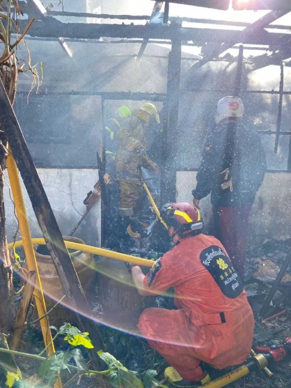 ไฟไหม้บ้านไม้พังวอดทั้งหลัง มีผู้ได้รับบาดเจ็บเป็นชาย 1 ราย