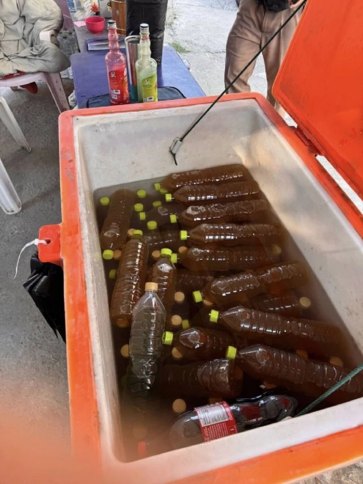 ตำรวจบางนาบุกจับร้านเถื่อน ลักลอบขายน้ำพืชกระท่อมของกลาง 30 ขวด