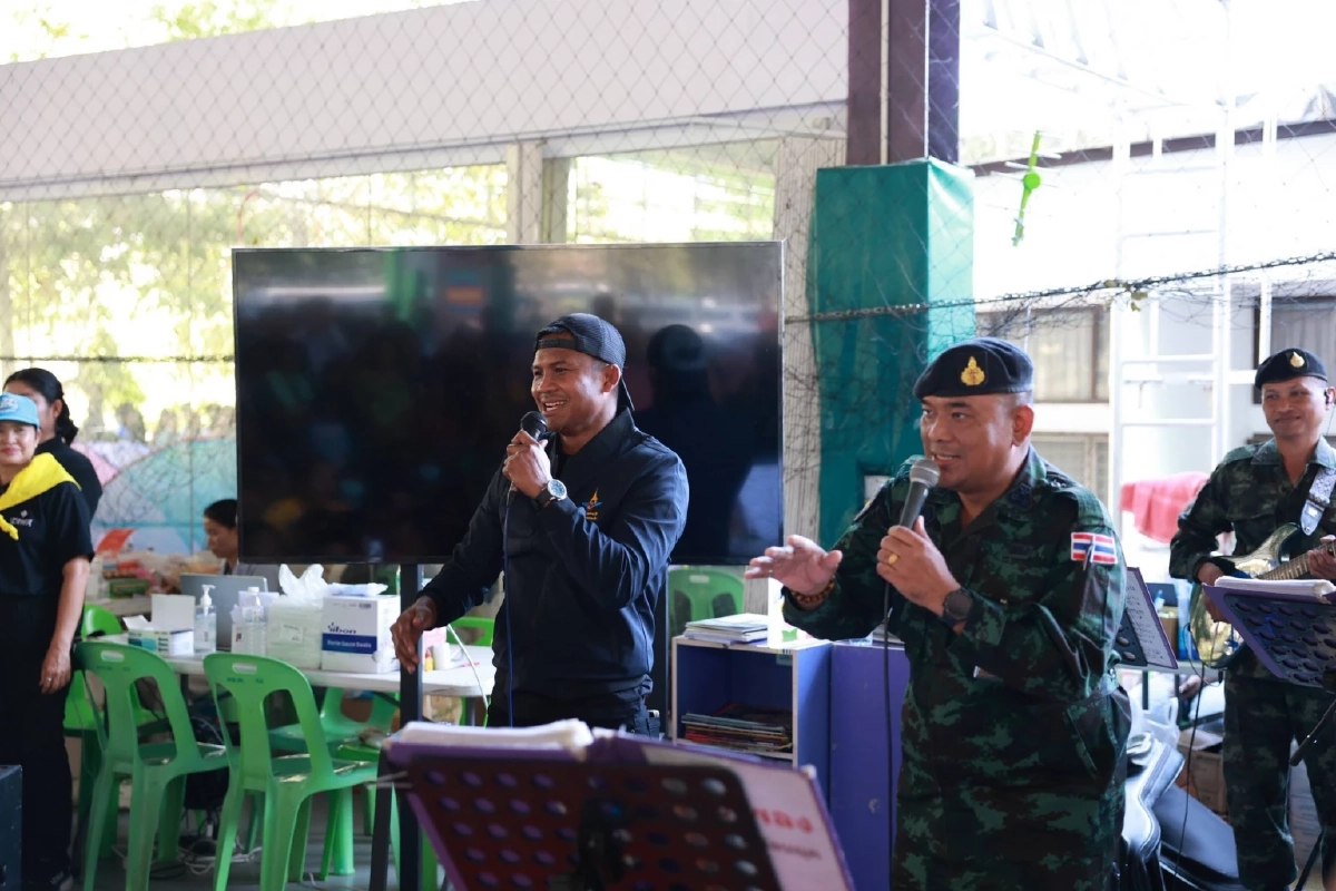 บัวขาว ร่วมมอบสิ่งของ–สร้างรอยยิ้มผู้ประสบภัยศูนย์พักพิงฯ