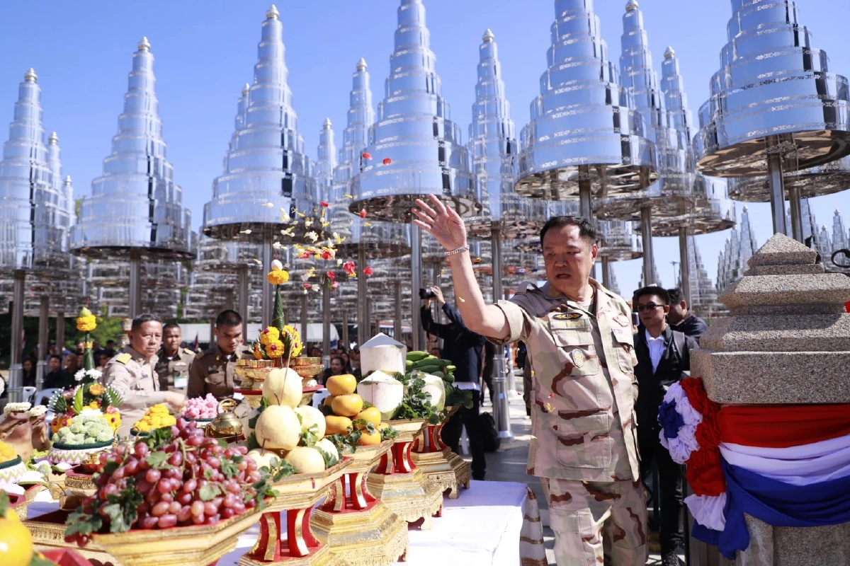 แห่ส่องเลข "อนุทิน" ปิดทองฐานฉัตร ตรงเบอร์ปาร์ตี้ลิสต์ ภูมิใจไทย