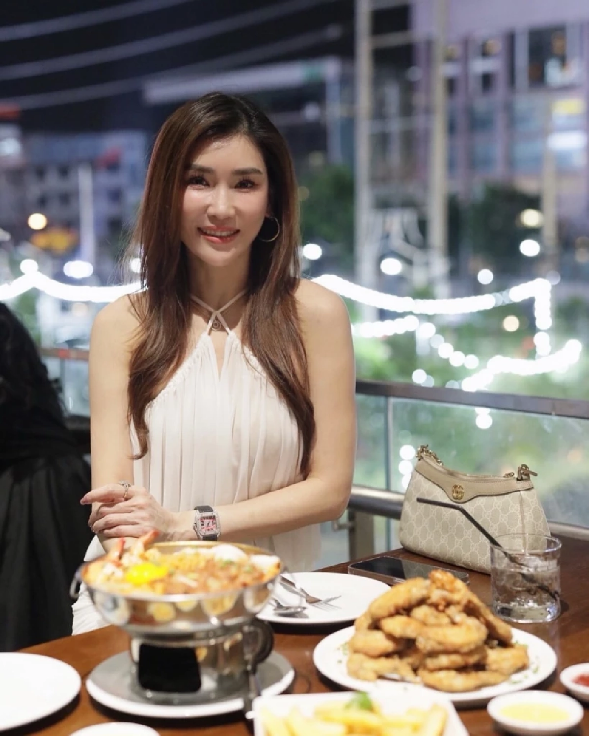 เปิดภาพล่าสุด  ภรรยาของพระเอกในตำนาน สวยจนคอมเมนต์แตก