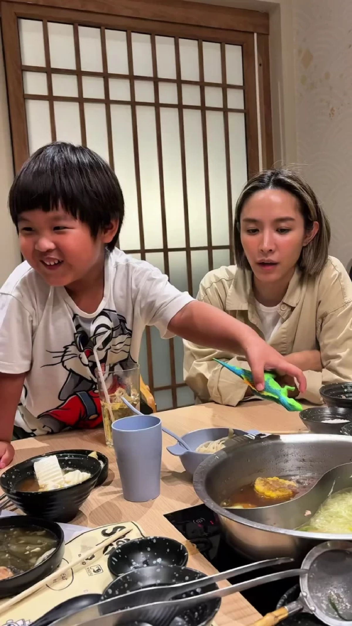 ดราม่าเด็กซน! น้ำชาแจงเหตุ “น้องน้ำทะเล” เทซอสเล่นกลางร้านอาหาร