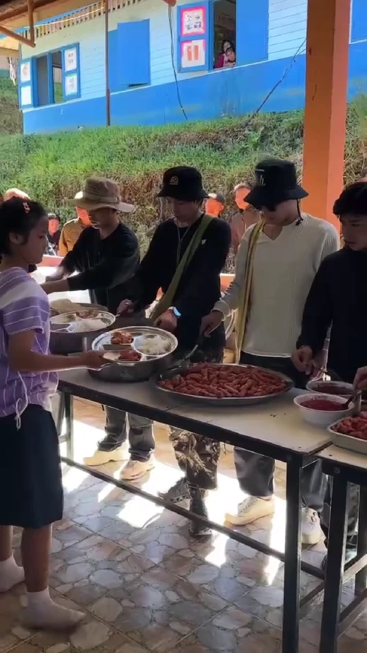 นุ๊ก-ปาย นำทีม “ปันสุขเพื่อน้อง” ปรับปรุงโรงเรียนห่างไกล