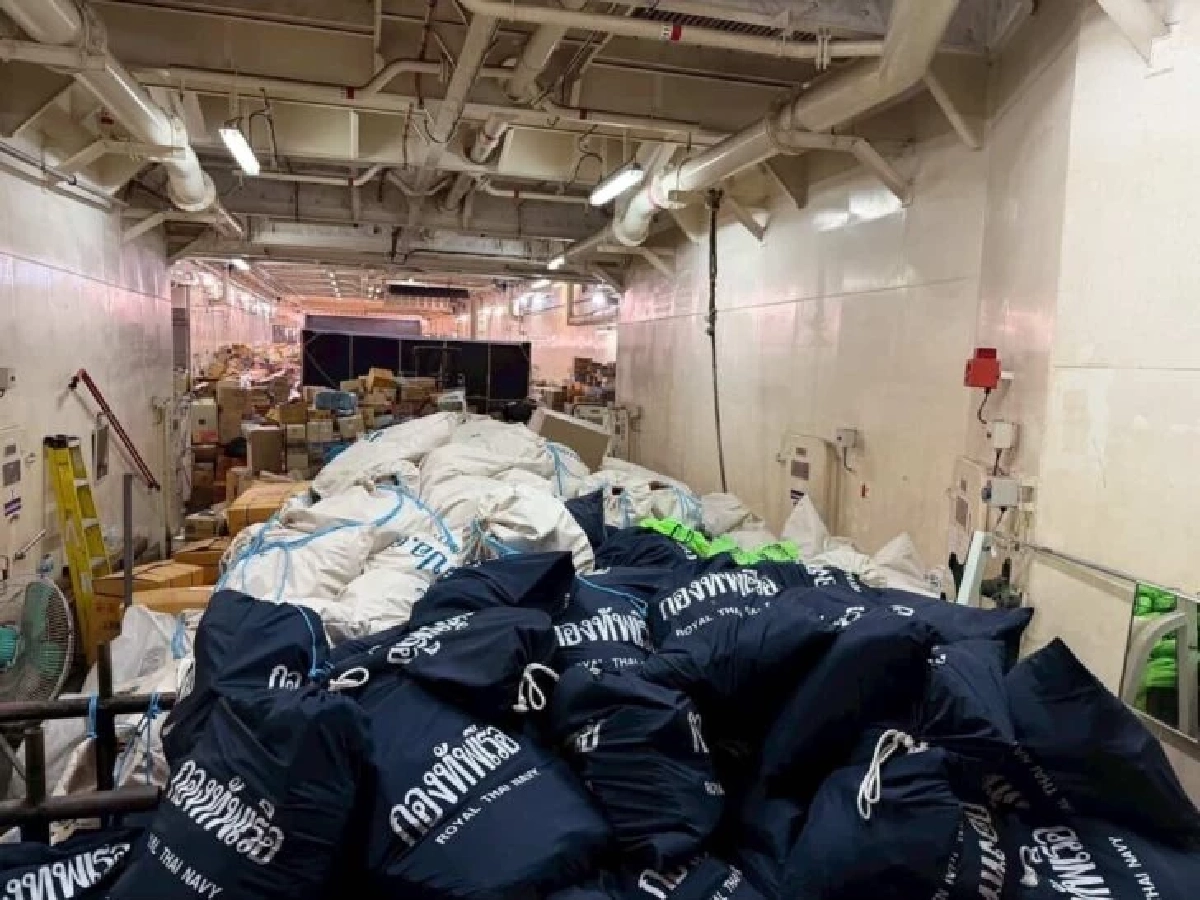 ทัพเรือส่งเรือหลวงอ่างทอง ลำเลียงสิ่งของ ฟื้นฟูใต้หลังน้ำท่วม