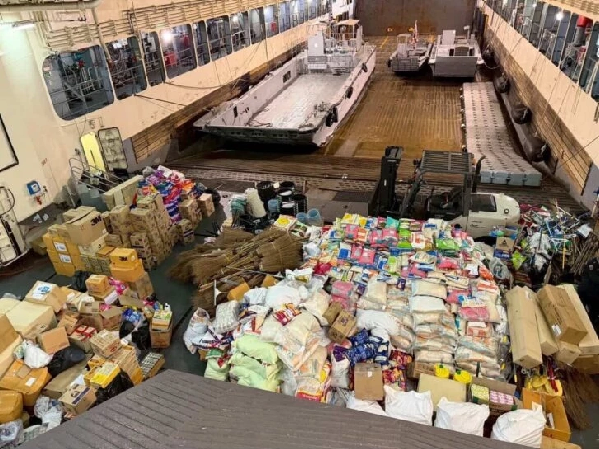 ทัพเรือส่งเรือหลวงอ่างทอง ลำเลียงสิ่งของ ฟื้นฟูใต้หลังน้ำท่วม