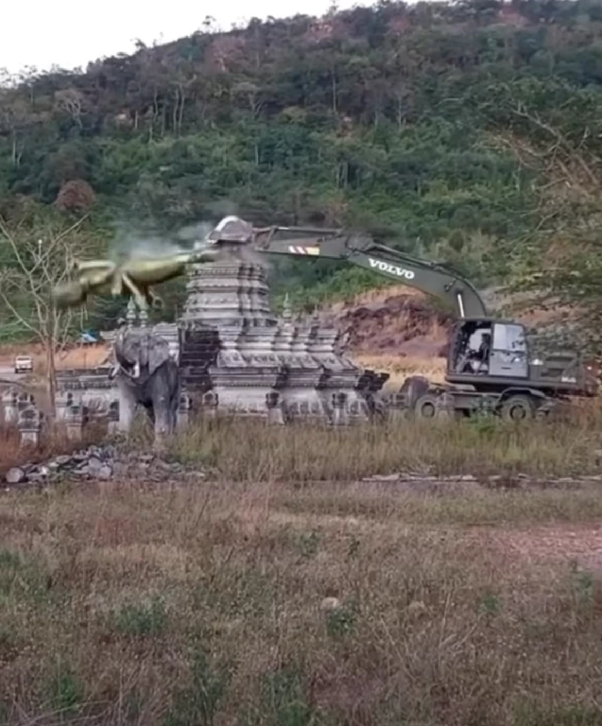 เปิดสาเหตุ ทหารช่างลุยรื้อรูปปั้นช่องอานม้า ไม่คิดเก็บเอาไว้