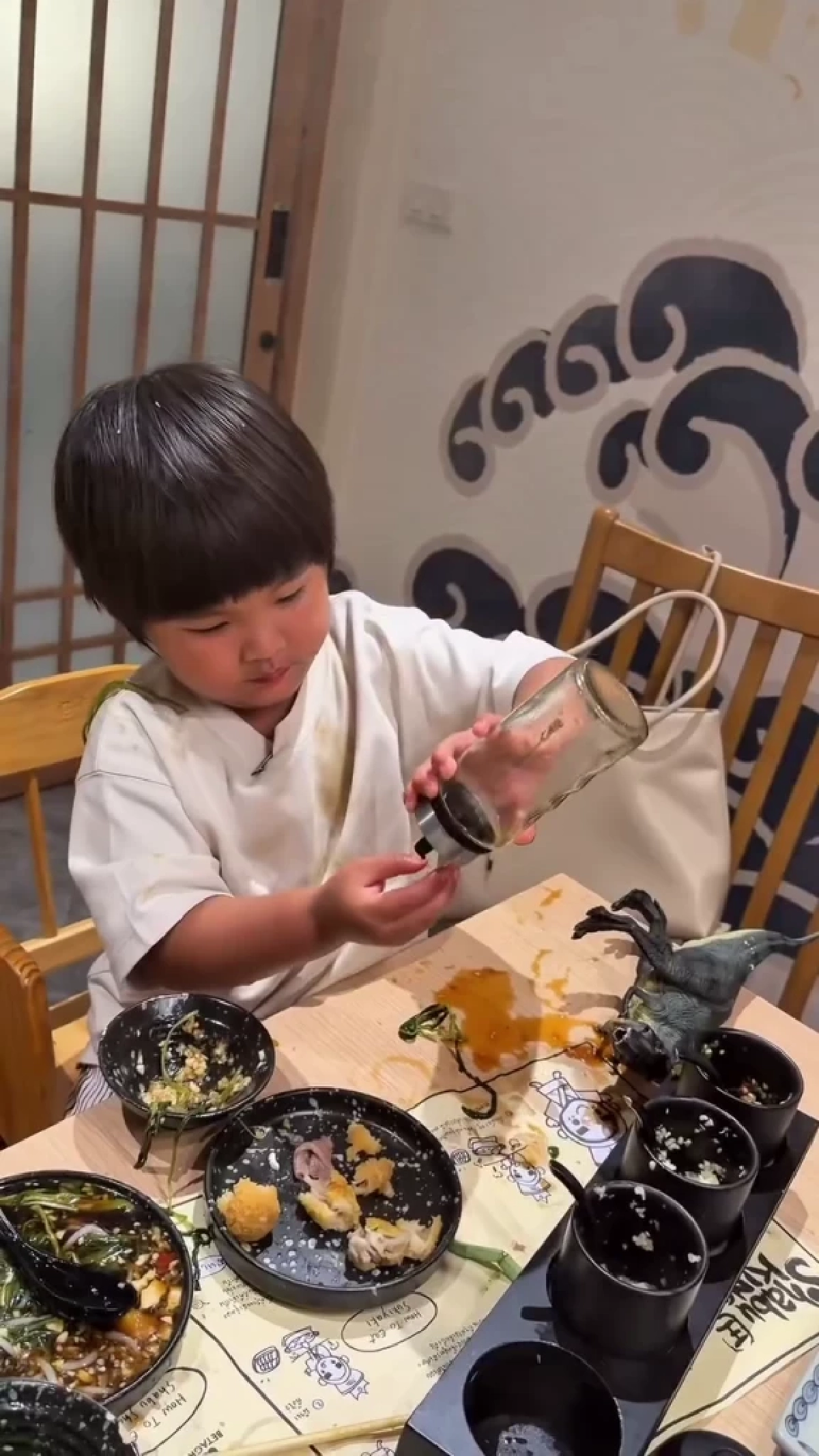 ดราม่าเด็กซน! น้ำชาแจงเหตุ “น้องน้ำทะเล” เทซอสเล่นกลางร้านอาหาร