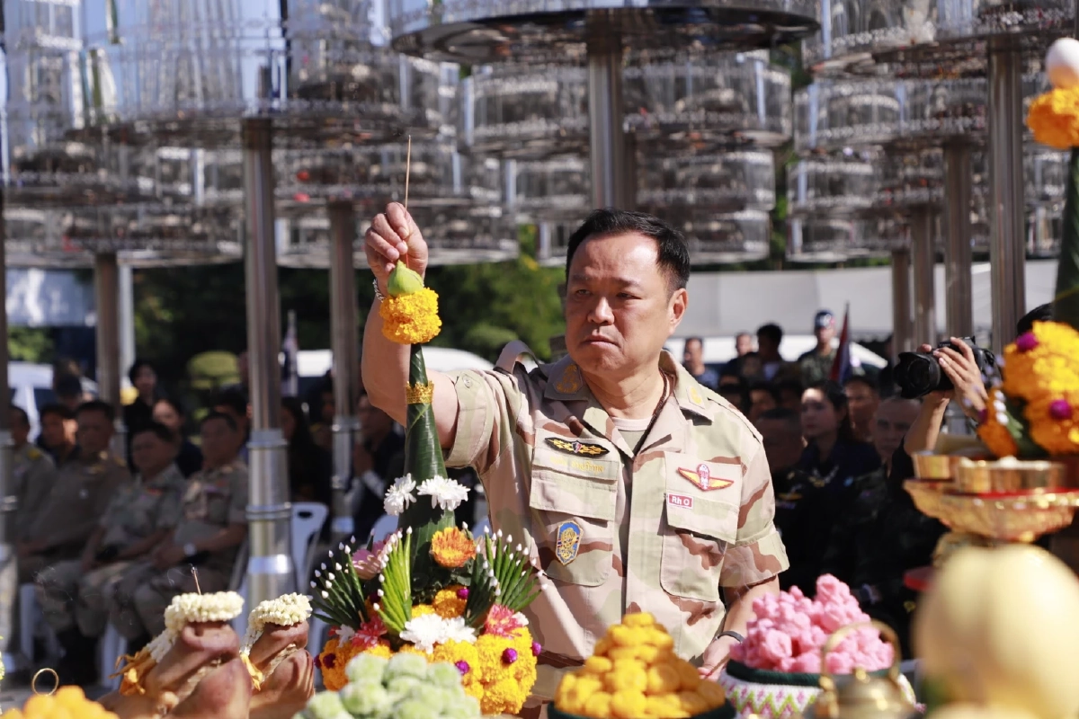 แห่ส่องเลข "อนุทิน" ปิดทองฐานฉัตร ตรงเบอร์ปาร์ตี้ลิสต์ ภูมิใจไทย