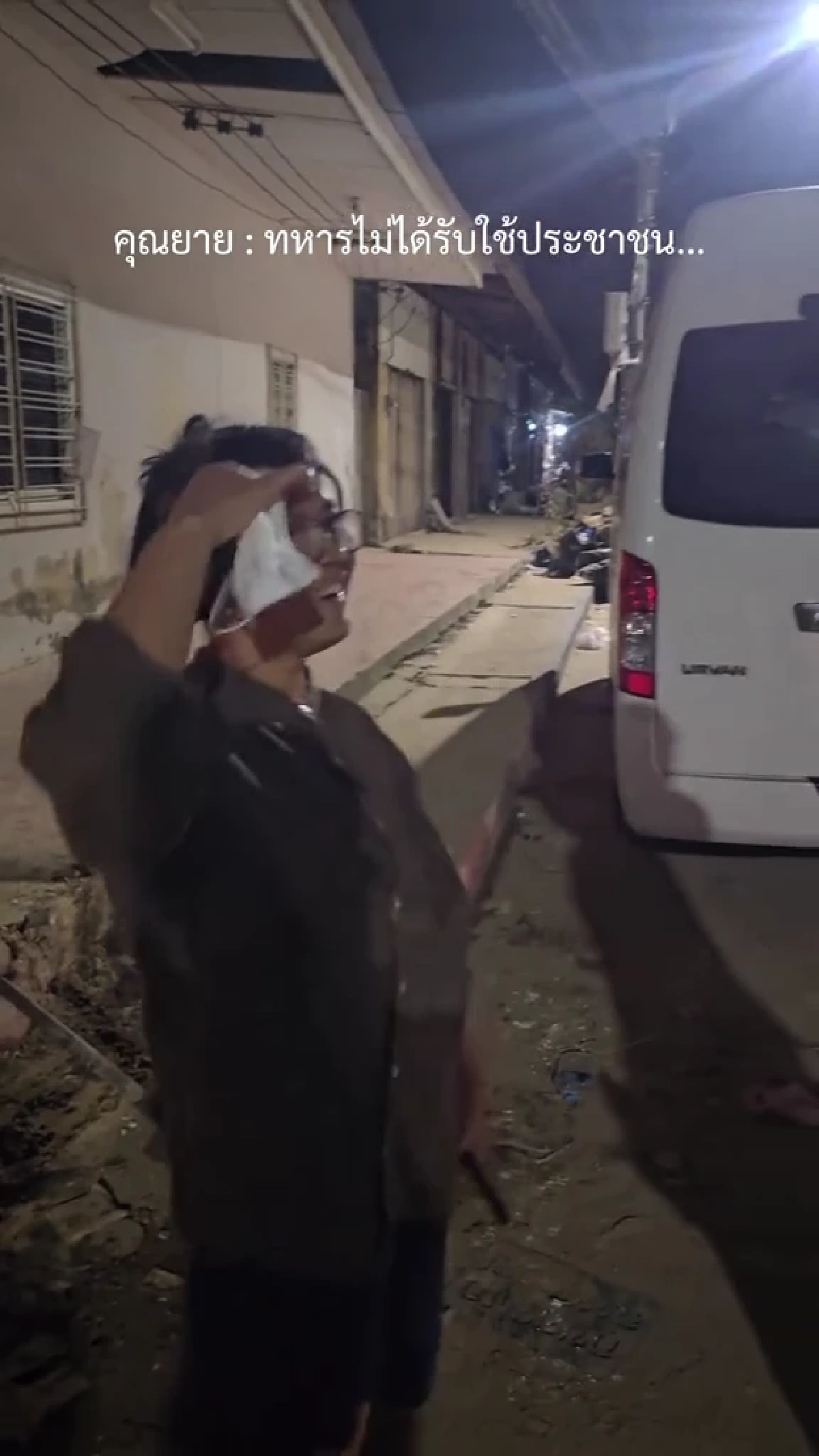 วลีซึ้งจากคุณยายถึงทหาร ขณะช่วยผู้ประสบภัยน้ำท่วมใหญ่